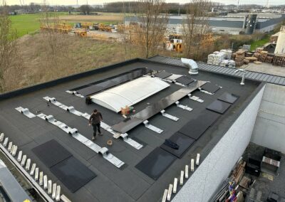 Panneaux solaires installés sur bâtiment industriel à Tournai