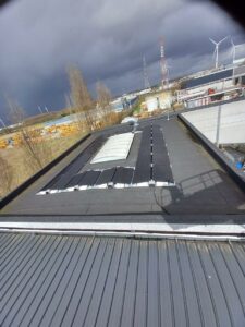 Panneaux solaires installés sur bâtiment industriel à Tournai