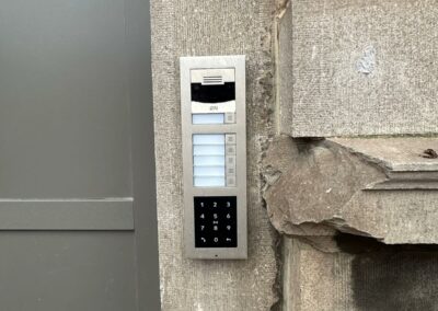 Pose d’un interphone 2N pour sécuriser une entrée scolaire