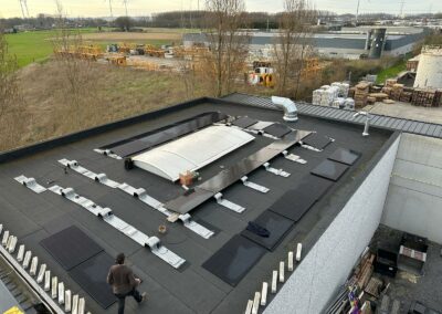 Panneaux solaires installés sur bâtiment industriel à Tournai