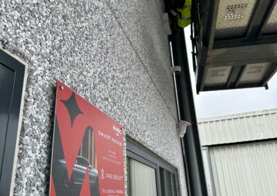 Panneaux solaires installés sur bâtiment industriel à Tournai