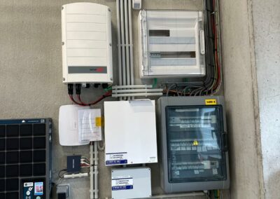 Panneaux solaires installés sur bâtiment industriel à Tournai